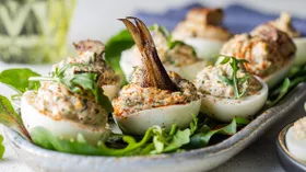 Яйца, фаршированные шпротами