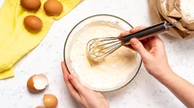 Стало известно, сколько яиц нужно для блинов: на литр молока, кефира или на 3 стакана муки