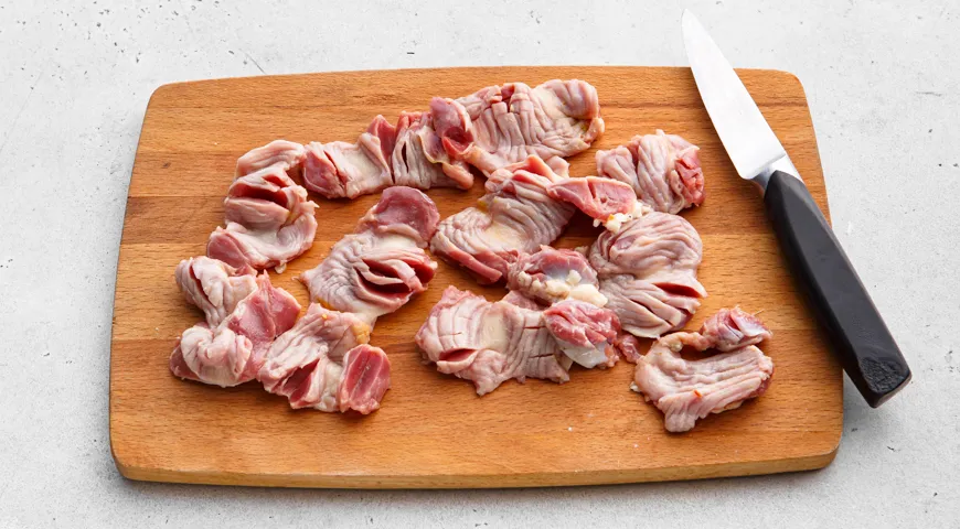 Куриные желудки в соевом соусе на сковороде