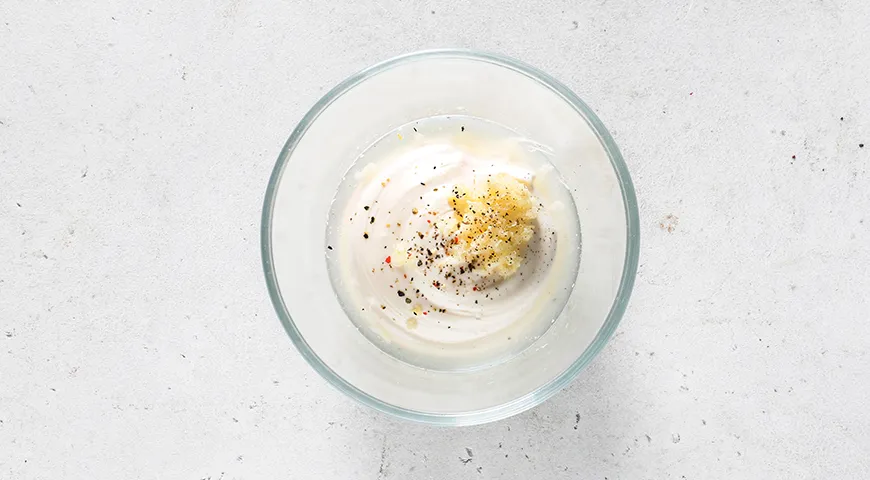 Салат из пекинской капусты с помидорами, сыром и колбасой