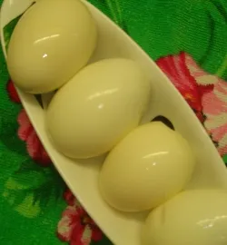 Шаг 1  Сварить яйца, очистить от скорлупы.