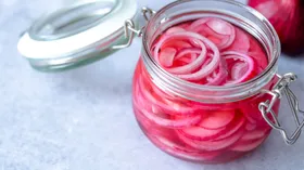 Как замариновать вкусный лук к шашлыку — советами поделился шеф-повар