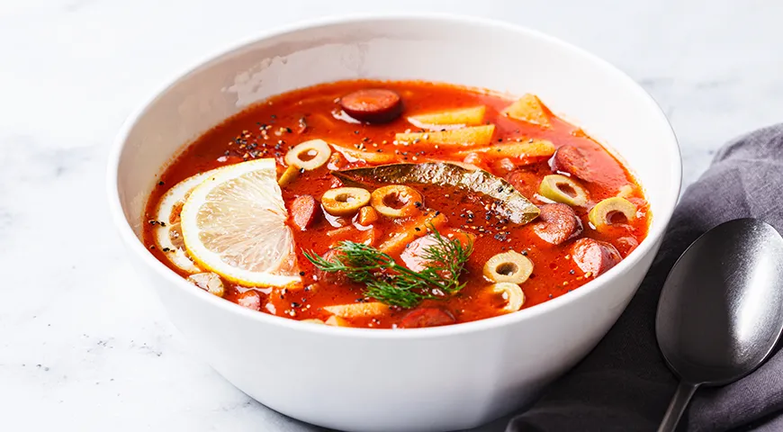 Картофель выступает ключевым элементом в деревенских и домашних рецептах солянки, где делают акцент на питательности и плотности