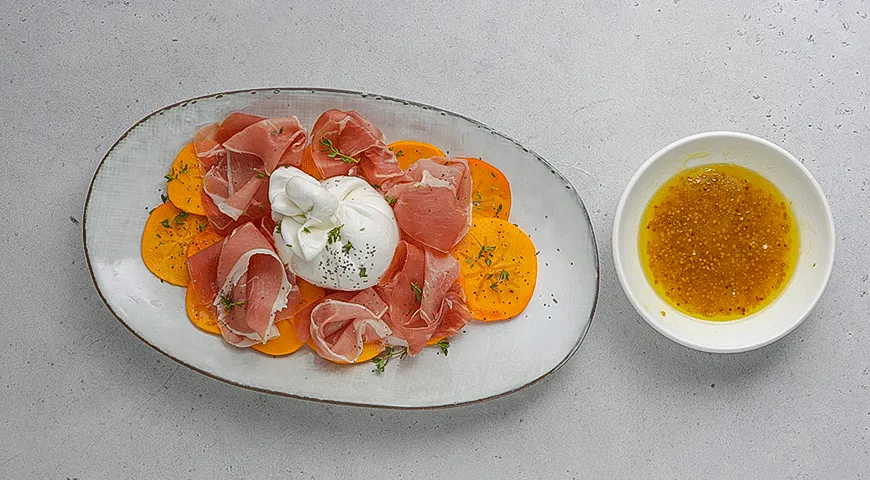 Салат из хурмы с хамоном и бурратой