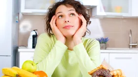 Хлеб отложить, в чудо не верить? Психосоматолог объяснила, какие мысли и привычки мешают худеть