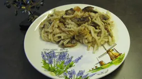Сливочные спагетти с курицей и грибами