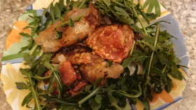 Пангасиус с помидорами и руколой