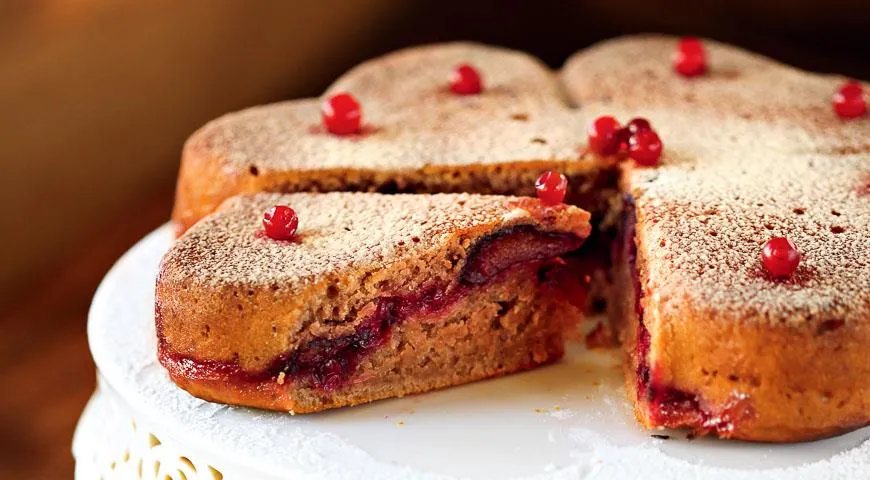 Постный пирог со сливами и брусникой