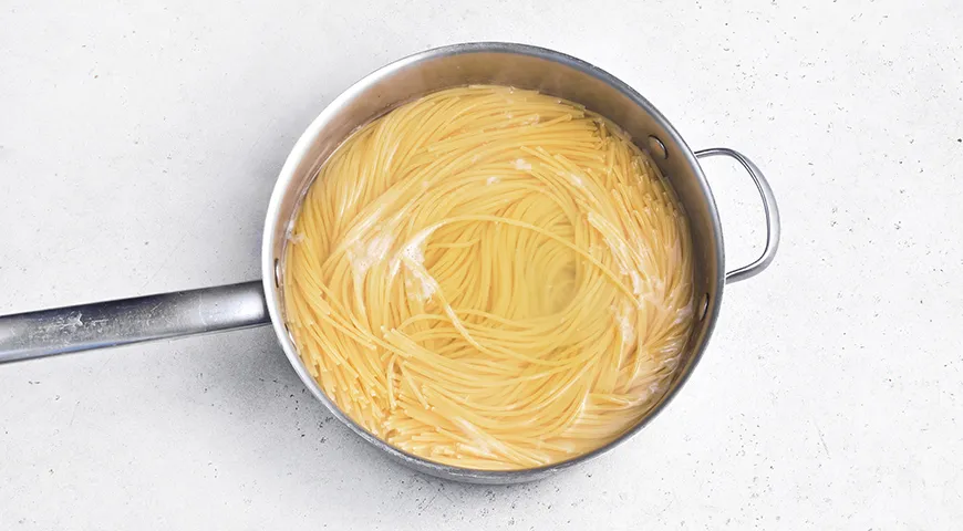 Спагетти по-домашнему с курицей и овощами в соусе