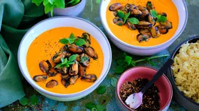 Томатный суп с мидиями и базиликом