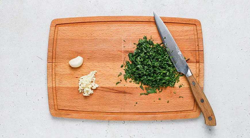 Куриные рулетики с плавленым сыром в беконе
