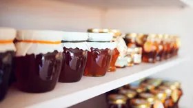 Всегда засахаривается? Стало известно, как хранить мед до 5 лет