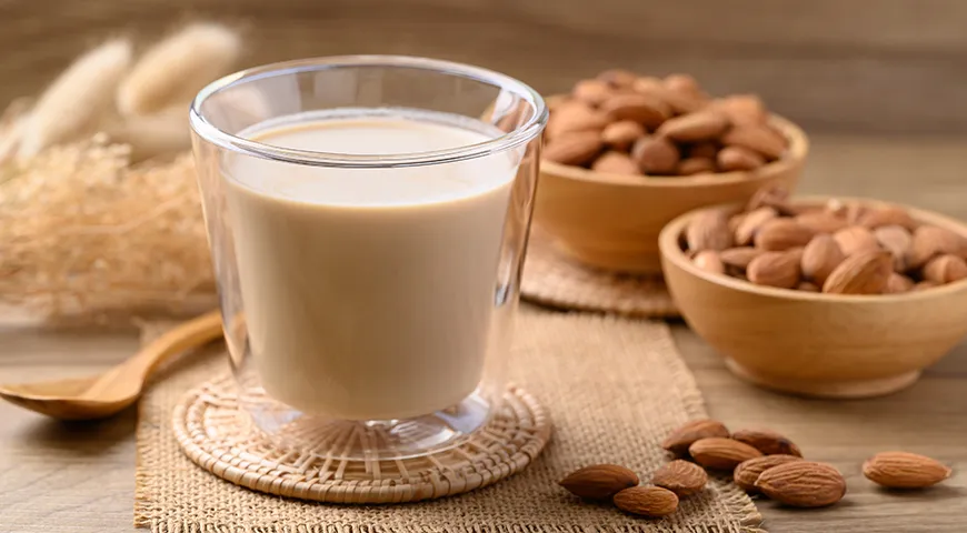 У свежего миндального молока цвет равномерный, от белого до нежно-кремового, без осадка или хлопьев