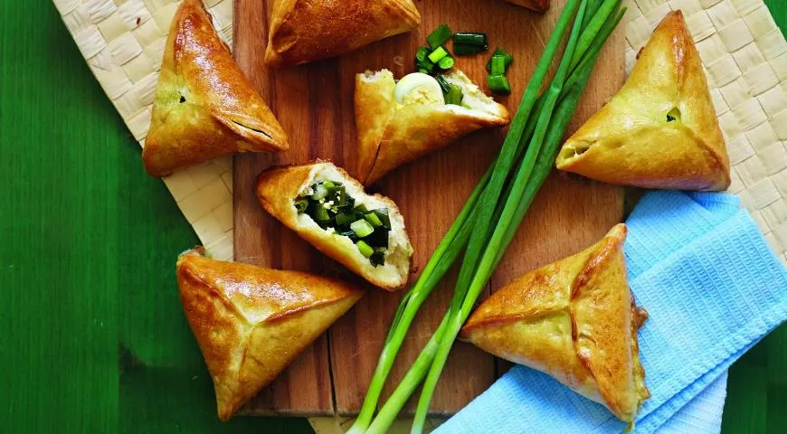 Маленькие пирожки с луком и яйцом