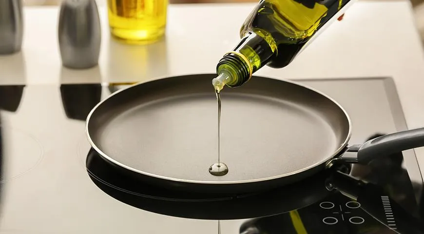 Из-за высокой плотности оливковое масло при жарке практически не проникает внутрь продукта. Единственное, чего стоит избегать – фритюра и раскаленной сковороды