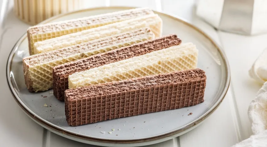 Вафли выпускают с разными начинками: с ванильной, шоколадной, ореховой, фруктовой