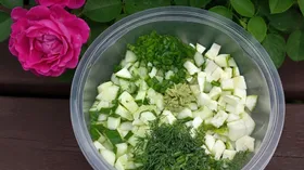Пикантный салат "Зеленый" с кабачком, огурцом и зеленью
