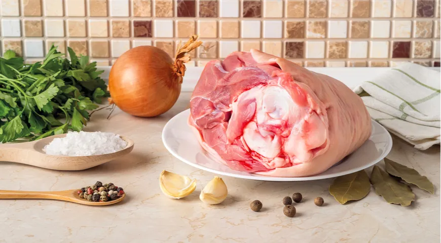 Ингредиенты холодца со свининой: свиная нога, лук, чеснок, соль, перец, петрушка и лавровый лист