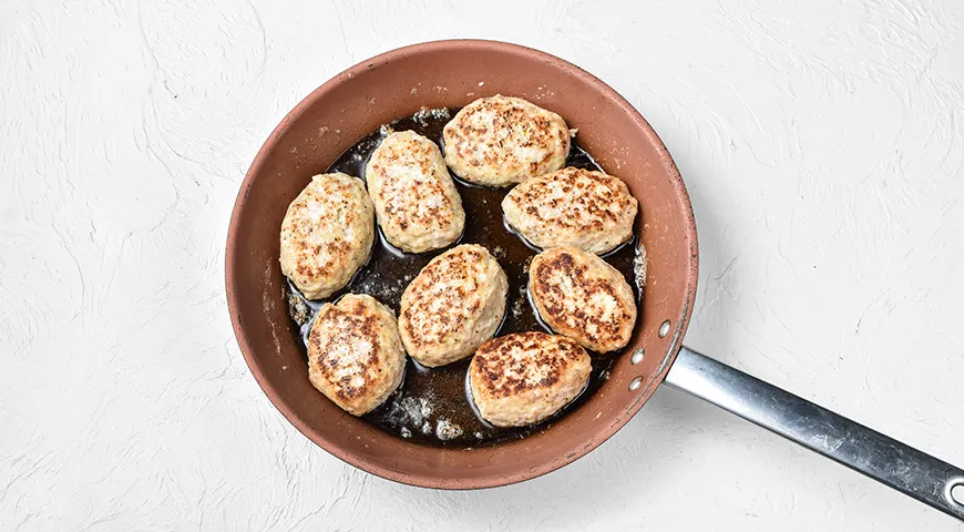 Куриные котлеты, тушенные в молоке