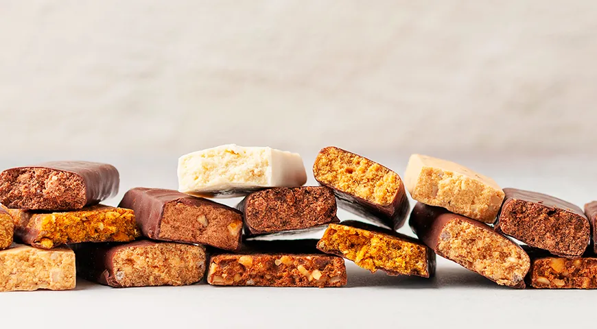 Вкусовая гамма протеиновых батончиков — от нейтральных и шоколадных вариантов до фруктовых, карамельных, арахисовых и солено-ореховых