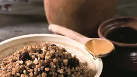 Рецепты с продукцией пчеловодства, изюмом и крупой