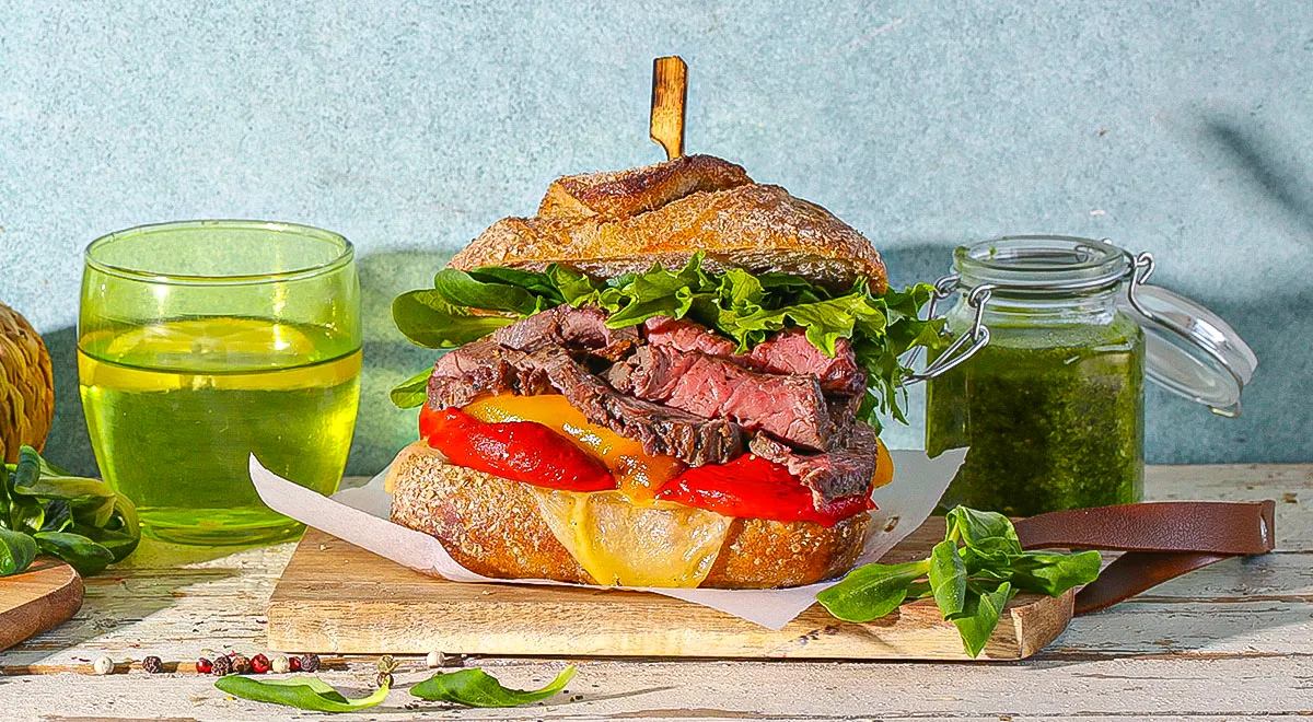 Рецепт бургера с ростбифом, печеным перцем и салатом фриллис 