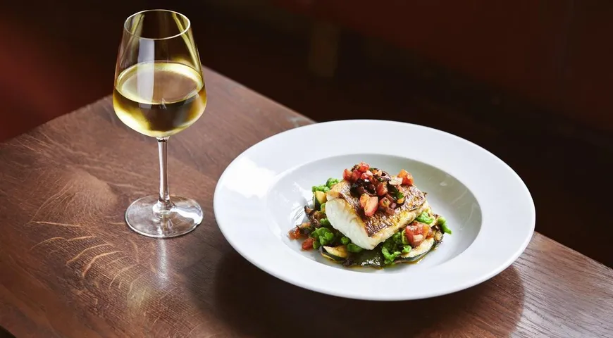 Идеальными компаньонами для такого вина считаются нежные и деликатные блюда, например, белая рыба