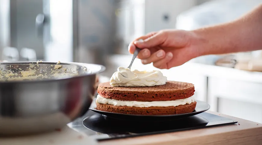 После сборки морковный торт убирают в холодильник минимум на 4 часа, а оптимально на 8–12 часов