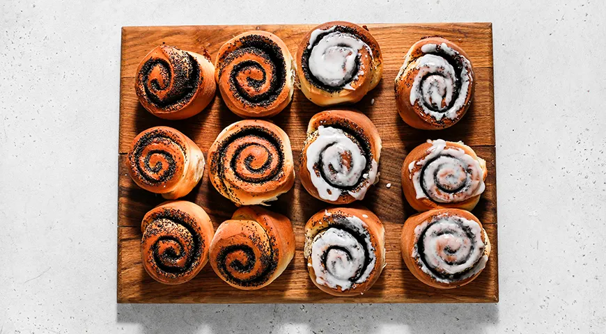 Булочки-«улитки» с маком и глазурью