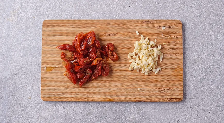 Паста с морепродуктами, шпинатом и вялеными томатами