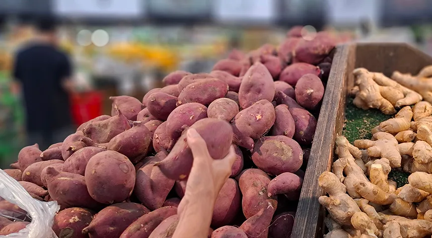 Покупайте фиолетовый картофель с августа по ноябрь — в сезон он свежее, сочнее и дешевле