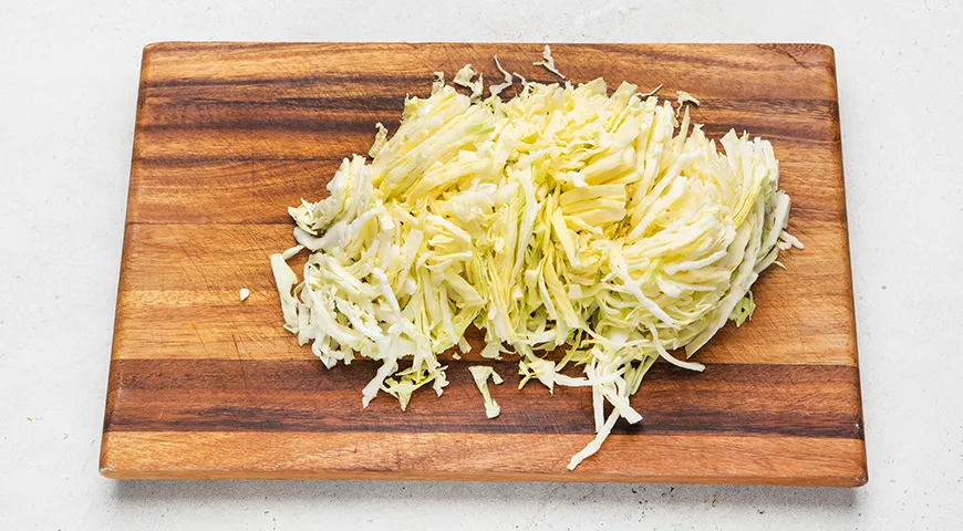 Домашняя солянка с капустой, рисом и сосисками