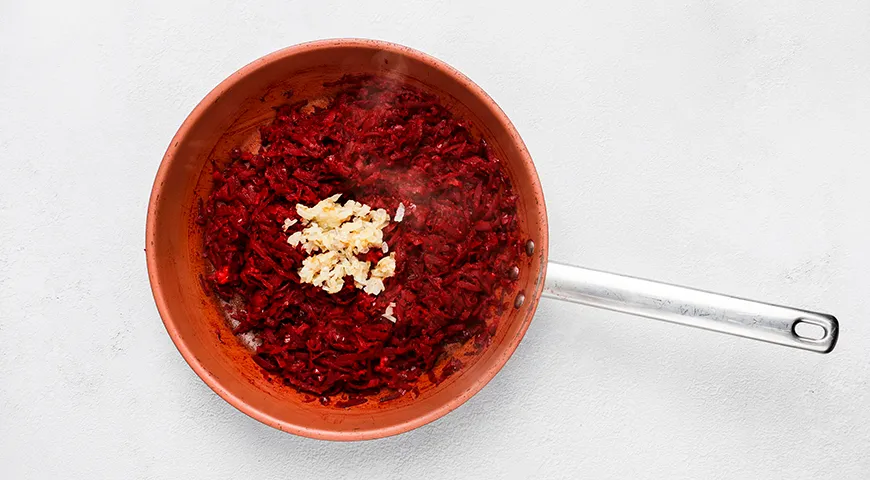 Жареная икра из свеклы на сковороде