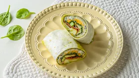 Роллы из тортильи с сыром, яйцом, авокадо и песто
