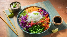 Салат из краснокочанной капусты с огурцом, морковью и горошком