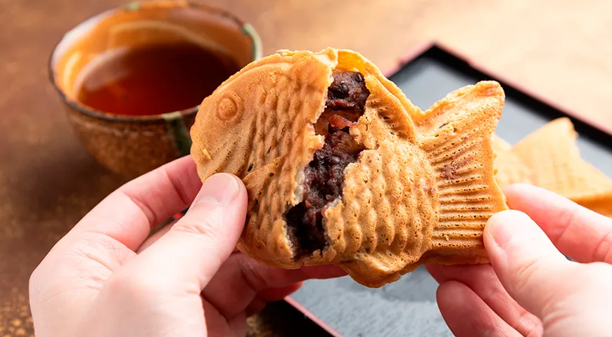 Тайяки — японские золотистые вафли в форме рыбки с хрустящей корочкой и сладкой начинкой