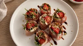 Рулетики из хамона и клубники