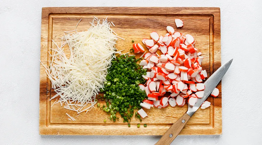 Слоеный крабовый салат с морковью по-корейски и сыром