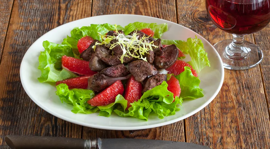Теплый салат с куриной печенью и апельсинами