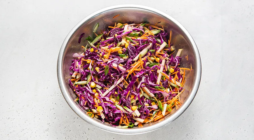 Салат из краснокочанной капусты с кукурузой
