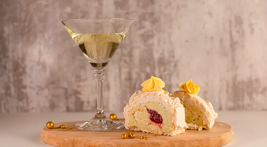 Банановое вино отлично сочетается с меренговым рулетом