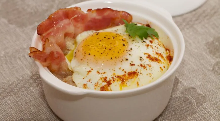Рецепт злаковой каши с яйцом и беконом
