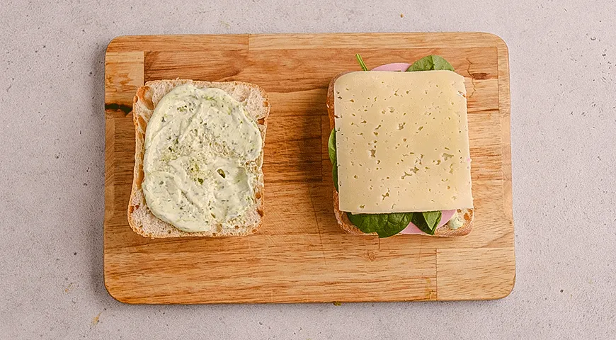 Чиабатта с вареной колбасой, песто и шпинатом