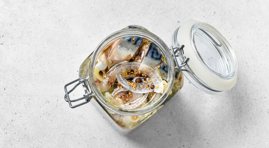 Маринованная скумбрия в масле с луком