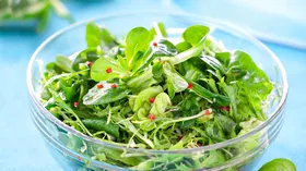 Зеленый салат с перечной заправкой