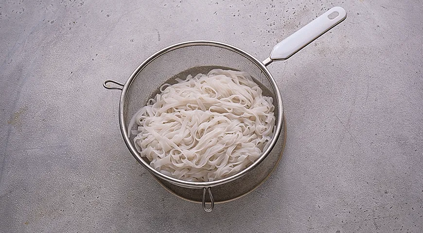 Рисовая лапша со свининой