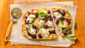 Пицца с ежевикой, моцареллой и рикоттой