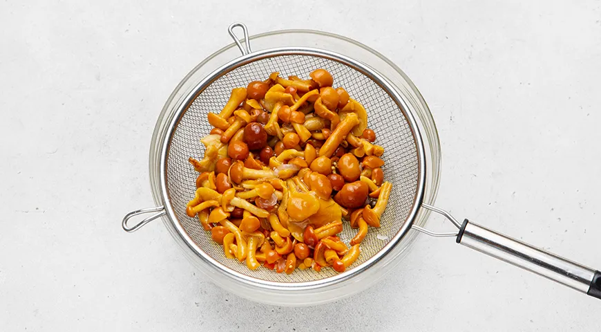 Салат Минский с грибами, квашеной капустой и картофелем