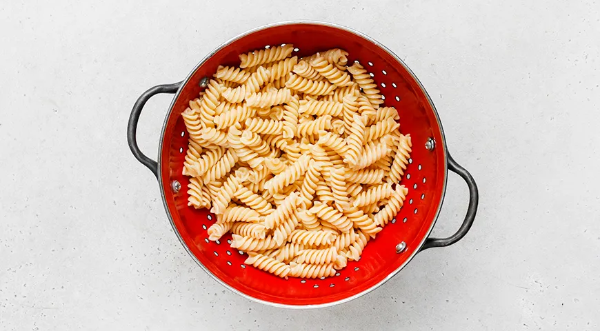 Макароны с брынзой и помидорами на сковороде