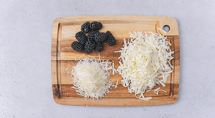 Пицца с ежевикой и рикоттой